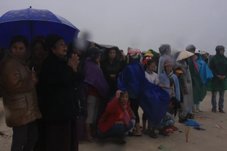 Vụ chìm tàu bốn ngư dân mất tích: Tìm được thi thể ba ngư dân ảnh 2 Vụ chìm tàu bốn ngư dân mất tích: Tìm được thi thể ba ngư dân ảnh 2